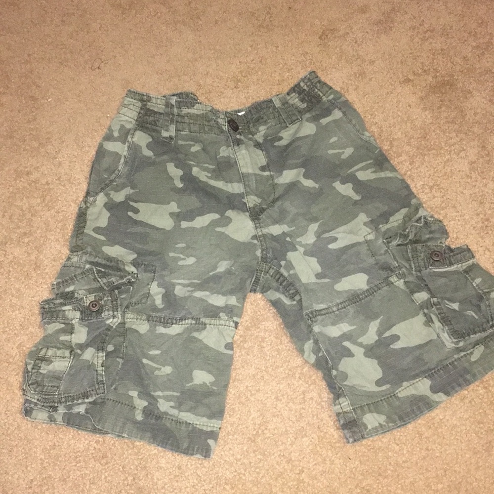 Aeropostale 27” waist Camo Cargo Shorts